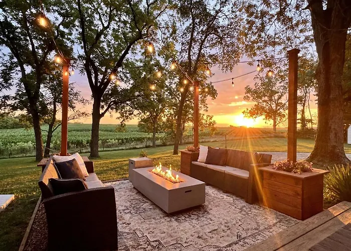 2 Acre Private Retreat With Sauna, Hot Tub, Large Fire-pit And Outdoor Games