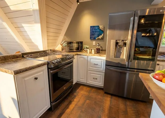2 Acre Private Retreat With Sauna, Hot Tub, Large Fire-pit And Outdoor Games