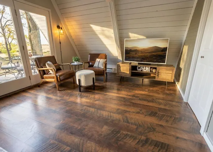 2 Acre Private Retreat With Sauna, Hot Tub, Large Fire-pit And Outdoor Games *