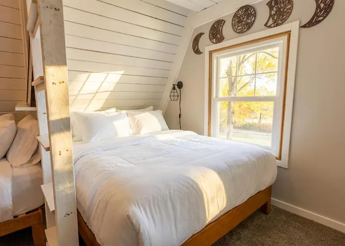 Сasa de vacaciones 2 Acre Private Retreat With Sauna, Hot Tub, Large Fire-pit And Outdoor Games